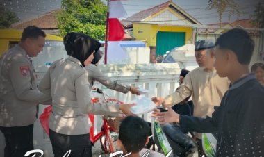 Berbagi Kebahagiaan Lewat Jum'at Berkah, Polsek Indramayu Bagikan Makanan Kepada Warga