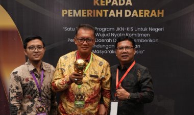 Bupati Kaur Terima UHC Award Dari Wakil Presiden RI
