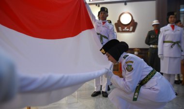 Lipat Bentang Bendera  untuk HUT RI ke-79 Berlangsung di Balai Kota Sukabumi