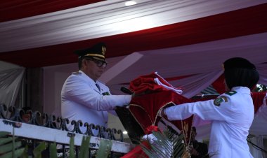 Prosesi Penurunan Bendera HUT ke-79 RI di Kota Sukabumi: Harmoni, Keterampilan, dan Semangat Kemerdekaan