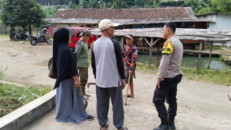 Jalin Silaturahmi, Bhabinkamtibmas Polsek Cikole Laksanakan Sambang Warga