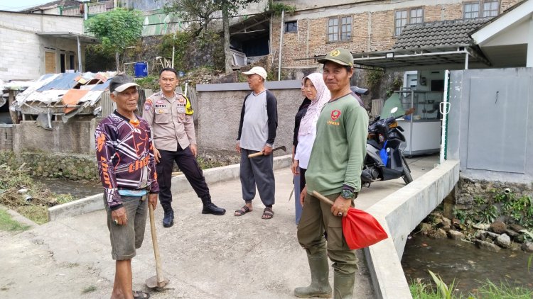 Jalin Silaturahmi, Bhabinkamtibmas Polsek Cikole Laksanakan Sambang Warga