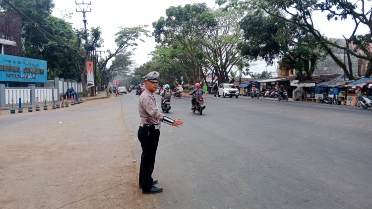 Pelayanan Terbaik Kepada Warga, Polsek Baros Gelar Gatur Lalin