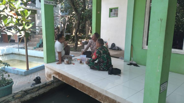 Bhabinkamtibmas Bersinergi Dengan Babinsa Sambangi Warga Guna Tingkatkan Harkamtibmas