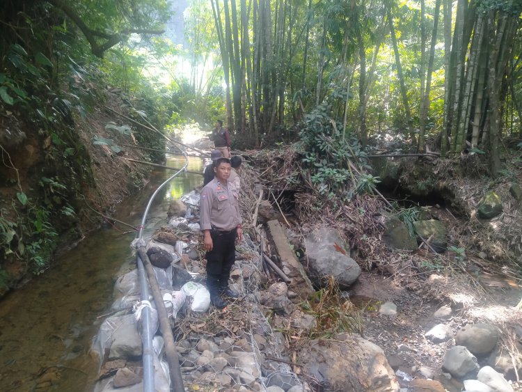 Tanggapi Keluhan Warga Pemdes Sukamekar Bersama Bhabinkamtibmas Cek Tanggul Sungai Jebol