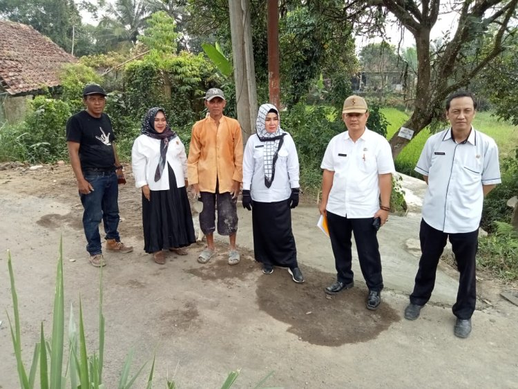 Pemcam Sukalarang Lakukan Monitoring Perbaikan Jalan di Desa Semplak