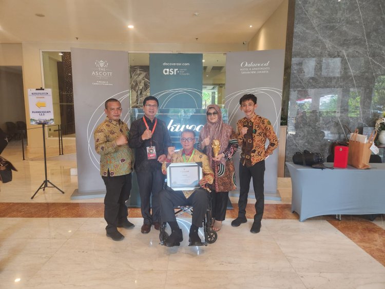 Bupati Kaur Terima UHC Award Dari Wakil Presiden RI