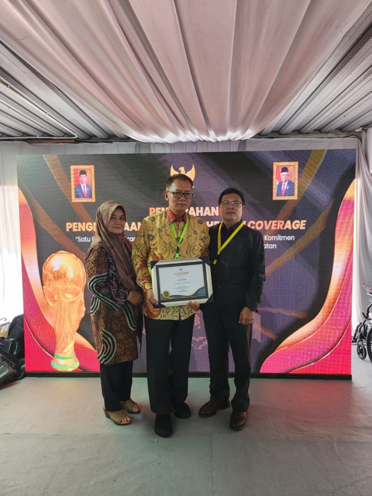 Bupati Kaur Terima UHC Award Dari Wakil Presiden RI