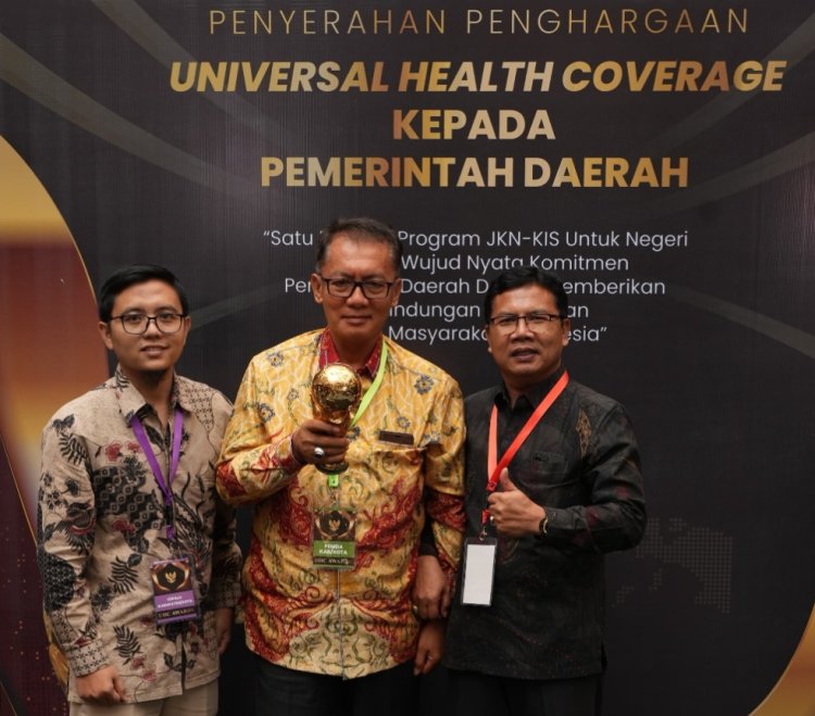 Bupati Kaur Terima UHC Award Dari Wakil Presiden RI