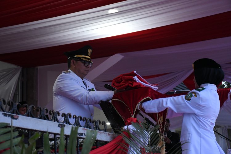 Prosesi Penurunan Bendera HUT ke-79 RI di Kota Sukabumi: Harmoni, Keterampilan, dan Semangat Kemerdekaan