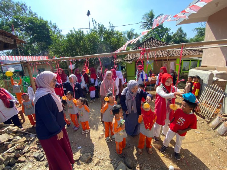 Mahasiswa KKN dan Anak-Anak PAUD Memeriahkan Peringatan HUT Ke-79 RI