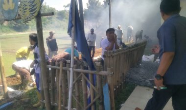 Warga RW 04 Desa Sukamekar Antusias Gotong Royong Gelar Jumat Bersih di Area Situ Cijeruk