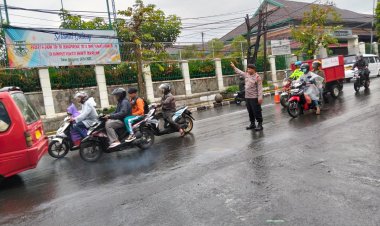 Antisipasi Kemacetan,Polsek Cikole Gelar Gatur Lalin Pagi Hari