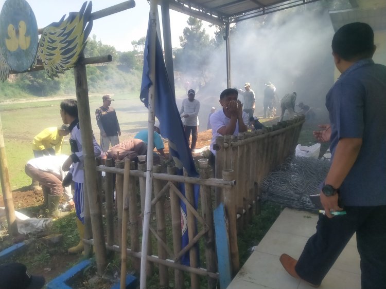 Warga RW 04 Desa Sukamekar Antusias Gotong Royong Gelar Jumat Bersih di Area Situ Cijeruk