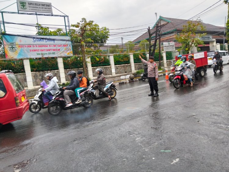 Antisipasi Kemacetan,Polsek Cikole Gelar Gatur Lalin Pagi Hari