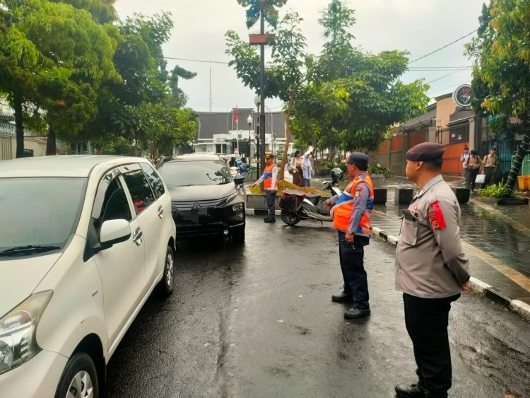 Antisipasi Kemacetan,Polsek Cikole Gelar Gatur Lalin Pagi Hari