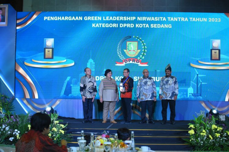 Pemkot dan DPRD Kota Sukabumi Terima Penghargaan Green Leadership Nirwasita Tantra 2023