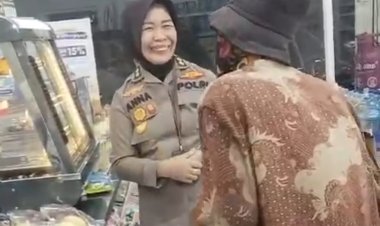 Polwan Baik Hati Bantu Pemulung Belanja Karena Tak Cukup Uang