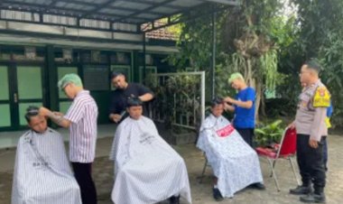 Tanamkan Kedisiplinan Kepada Pelajar, Polsek Pare Gelar Potong Rambut Gratis