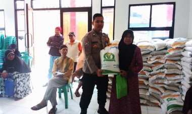 Bhabinkamtibmas Desa Semplak Laksanakan Monitoring Pembagian Cadangan Beras Pemerintah