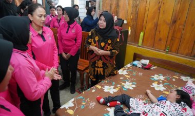 Ketua Umum Bhayangkari Kunjungi Aiptu Heri dan Anaknya yang Terbaring Sakit