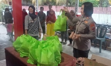 Tingkatkan Pelayanan Polri, Kapolsek Matuari Salurkan Bansos di Wangurer