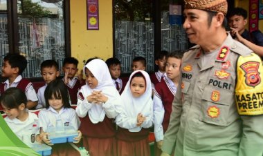 Kasat Binmas Polrestabes Bandung Monitoring Pendistribusian Makanan Bergizi di SD Saluyu Babakan Ciparay