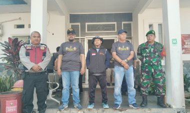 Sinergitas TNI -Polri, Anggota Polsek Gunungguruh Bersama Babinsa Sambang Warga Guna Ciptakan Kondusifitas Kamtibmas