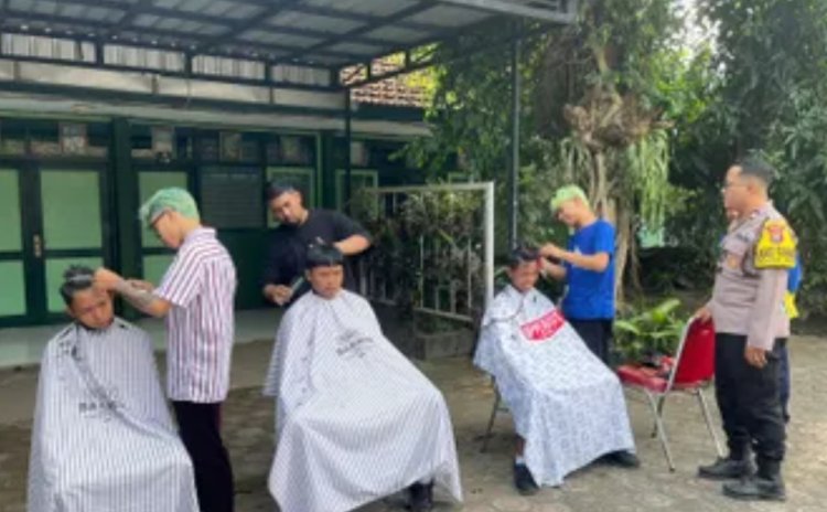 Tanamkan Kedisiplinan Kepada Pelajar, Polsek Pare Gelar Potong Rambut Gratis