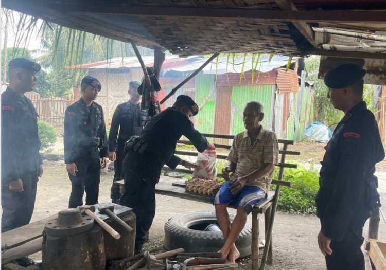 Batalyon B Pelopor Satuan Brimob Polda Riau Bagikan Bansos