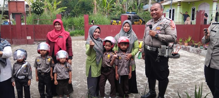 Melalui Polisi Sahabat Anak (PSA), Polsek Sukaraja Kunjungi Paud/Kober Berikan Pembinaan