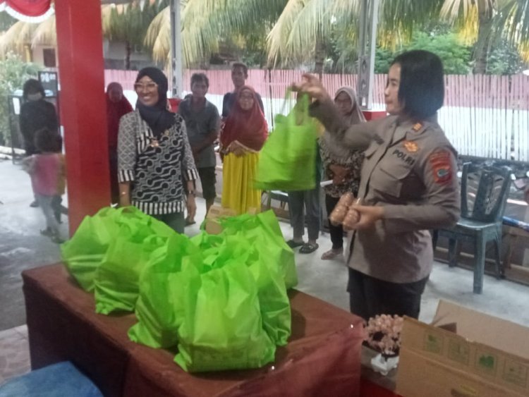 Tingkatkan Pelayanan Polri, Kapolsek Matuari Salurkan Bansos di Wangurer