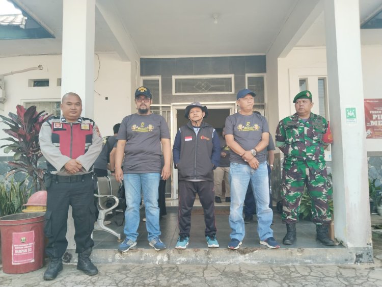 Sinergitas TNI -Polri, Anggota Polsek Gunungguruh Bersama Babinsa Sambang Warga Guna Ciptakan Kondusifitas Kamtibmas