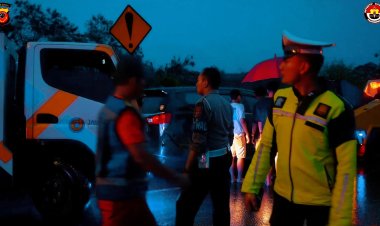 Polisi Evakuasi Korban dan Mobil Kecelakaan Beruntun di Tol Cipularang