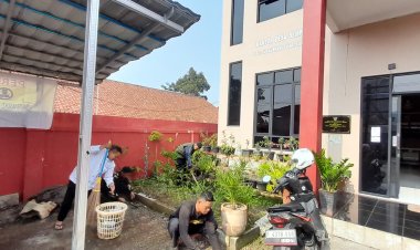 Wujudkan Kantor Desa yang Asri, Perangkat Desa Semplak Gelar Jum'at Bersih