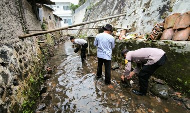 Bhabinkamtibmas Polsek Cikole Bersama Babinsa dan Lurah Laksanakan Kerja Bakti