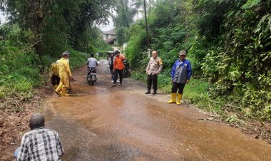Curah Hujan Cukup Tinggi, Akses Jalan di Sukabumi Tertutup Longsor
