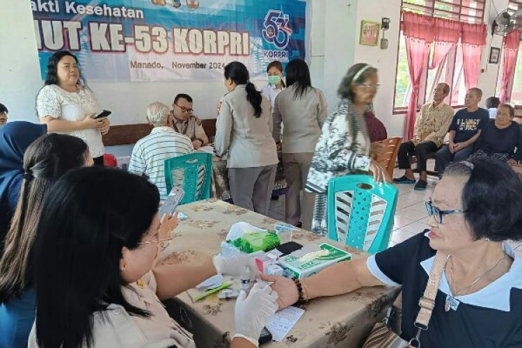 Sambut HUT ke-53 Korpri, PNS Polda Sulut Laksanakan Baksos dan Bakkes di Panti Senja Cerah