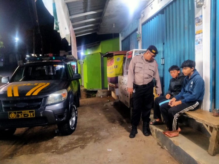 Polsek Kebonpedes Laksanakan Patroli Cooling System  Malam Hari, Berikan Himbauan Kamtibmas  Jelang Pilkada 2024