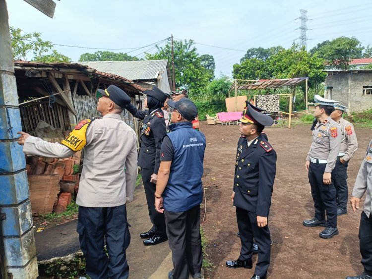 Kapolres Tinjau Korban Angin Kencang Di Kecamatan Sukaraja Kabupaten Sukabumi