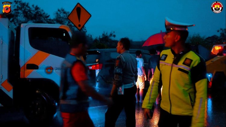 Polisi Evakuasi Korban dan Mobil Kecelakaan Beruntun di Tol Cipularang