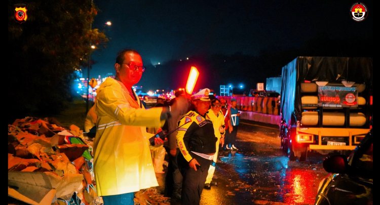 Polisi Evakuasi Korban dan Mobil Kecelakaan Beruntun di Tol Cipularang