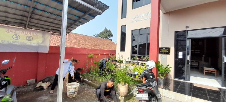 Wujudkan Kantor Desa yang Asri, Perangkat Desa Semplak Gelar Jum'at Bersih