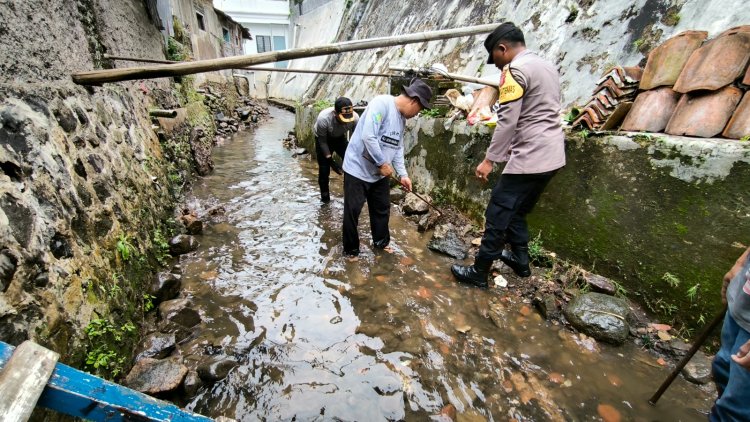 Bhabinkamtibmas Polsek Cikole Bersama Babinsa dan Lurah Laksanakan Kerja Bakti