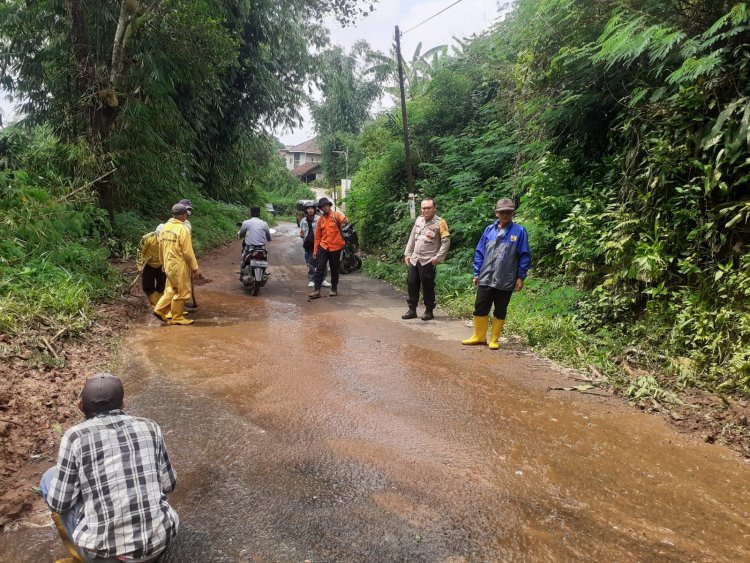 Curah Hujan Cukup Tinggi, Akses Jalan di Sukabumi Tertutup Longsor