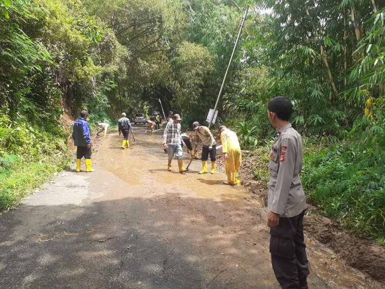 Curah Hujan Cukup Tinggi, Akses Jalan di Sukabumi Tertutup Longsor