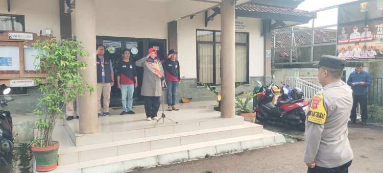 Wujudkan Masa Tenang Yang Kondusif, Polsek Kebonpedes Kawal Penurunan Alat Peraga Kampanye