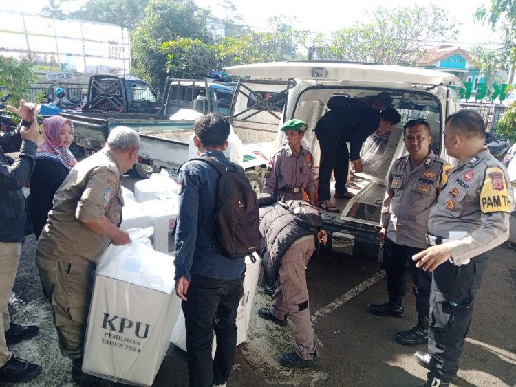 Pastikan Pilkada Aman, Petugas PAM TPS Polsek Kebonpedes Kawal Kotak Suara Menuju PPS