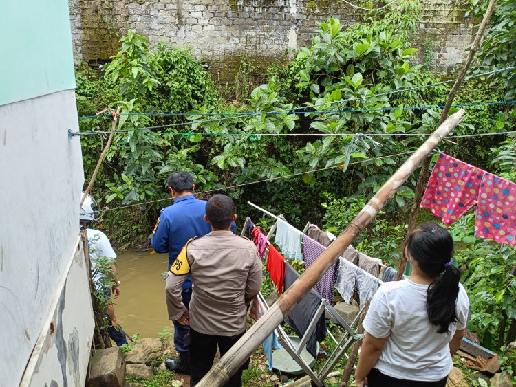 Polsek Sukaraja dan Tim Damkar Berhasil Evakuasi Ular Piton Sepanjang 3 Meter di Pemukiman Warga