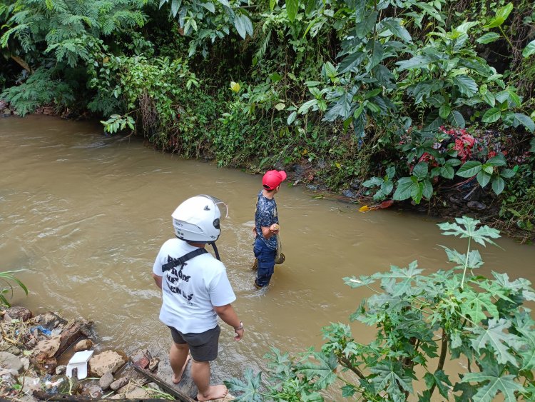 Polsek Sukaraja dan Tim Damkar Berhasil Evakuasi Ular Piton Sepanjang 3 Meter di Pemukiman Warga